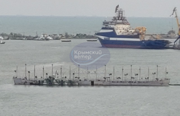 Росіяни вивели в море баржу-мішень з РЕБ, аби захистити суднобудівний завод у Керчі  / Фото0