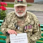 «Тут міг сидіти Герой»: у Сарнах в публічних просторах розмістили нагадування про полеглих воїнів