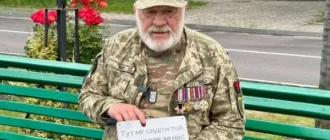 «Тут міг сидіти Герой»: у Сарнах в публічних просторах розмістили нагадування про полеглих воїнів