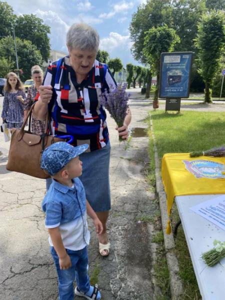 У Ковелі продовжать лавандовий ярмарок для допомоги ЗСУ3