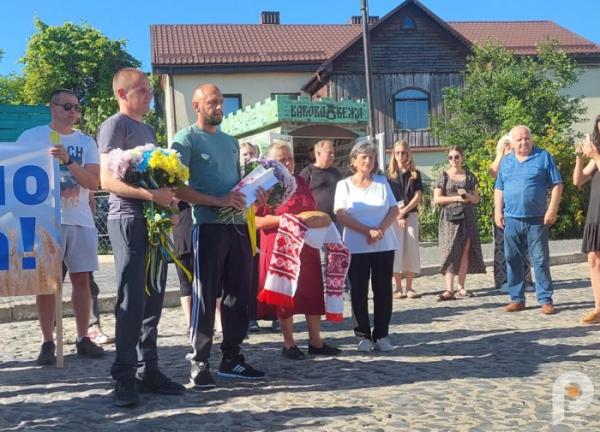 У Луцьку зустріли волинян, що пробули в полоні 22 місяці 22 дні8