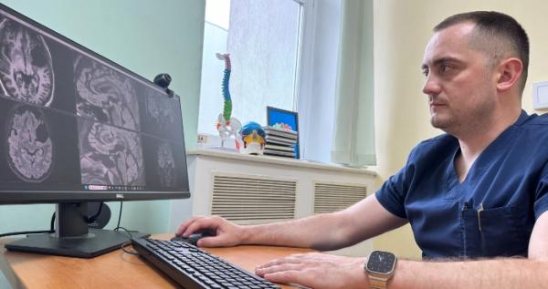 У Львові нейрохірург Михайло Ловга видалив пухлину з голови 14-річного хлопця з Миколаївщини