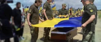У Миколаєві провели в останню путь 19-річну захисницю України Олену Луку