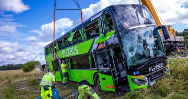 У Німеччині перекинувся автобус із 54 пасажирами, постраждали четверо українців
