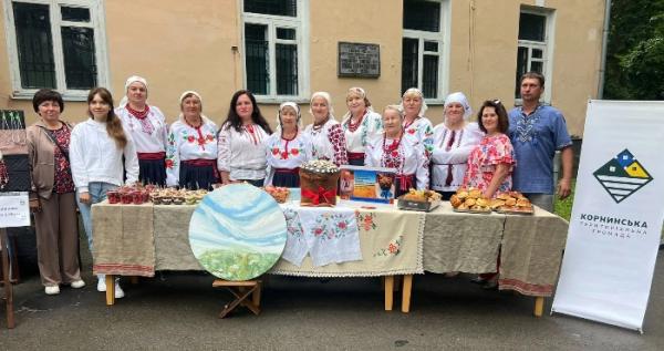Учасники культурно-мистецького заходу «Жива спадщина: від громади до музею». Фото з фейсбук-сторінки Рівненського краєзнавчого музею