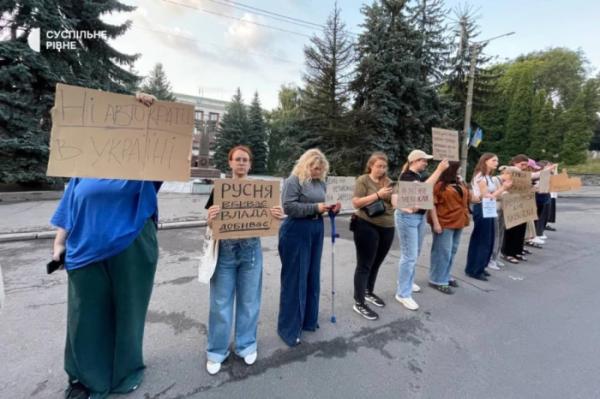 У Рівному відбувається акція протесту проти законопроєкту, що послаблює НАБУ та САП1