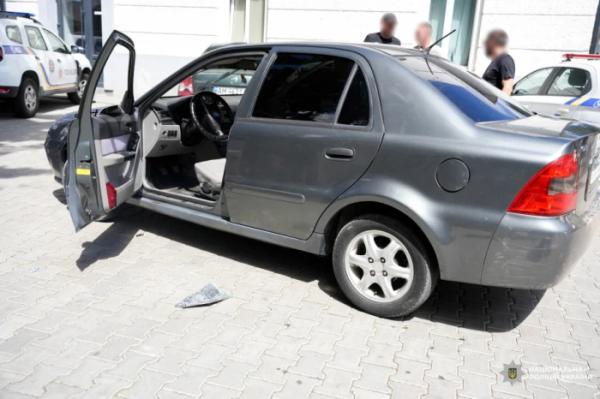 У Рівному водій протаранив шлагбаум поліції, втікаючи від патрульних6
