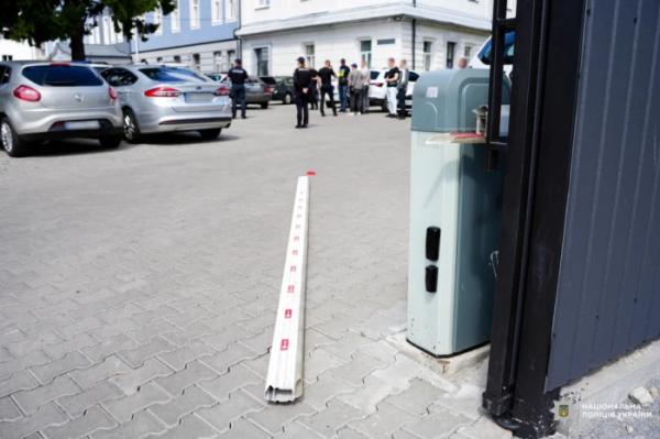 У Рівному водій протаранив шлагбаум поліції, втікаючи від патрульних5