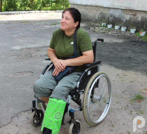 Катерина через перелом вимушена користуватись кріслом колісним