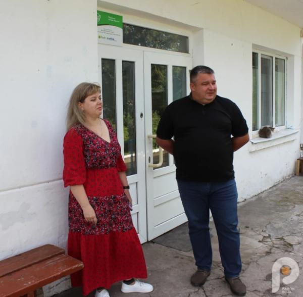 Жителька гуртожитку Ольга Поліщук та очільник Рожищенської громади Вячеслав Поліщук