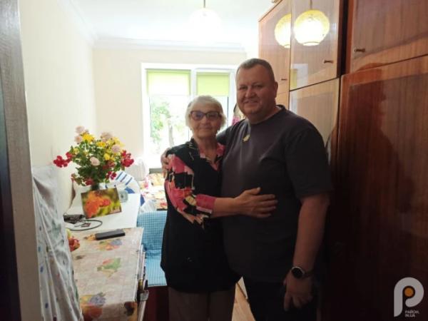 Найстарша жителька гуртожитку Тамара Іванівна та перший заступник голови Луцької РДА Сергій Шкода