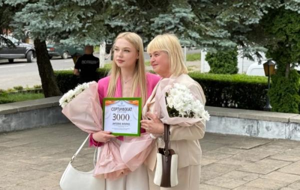 У Сарненській громаді сертифікатами на три тисячі гривень подякували випускникам, які склали НМТ на 200 балів5