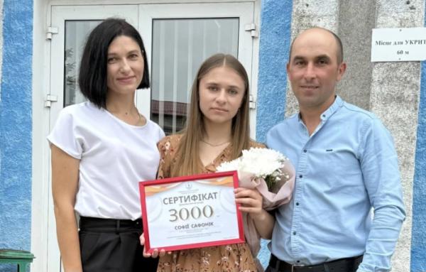 У Сарненській громаді сертифікатами на три тисячі гривень подякували випускникам, які склали НМТ на 200 балів1