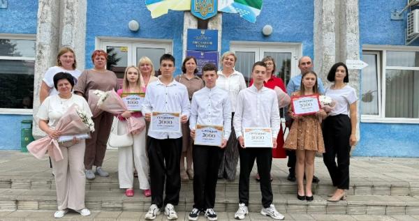 У Сарненській громаді відзначили найуспішніших випускників. Фото з фб-сторінки Руслана Серпенінова