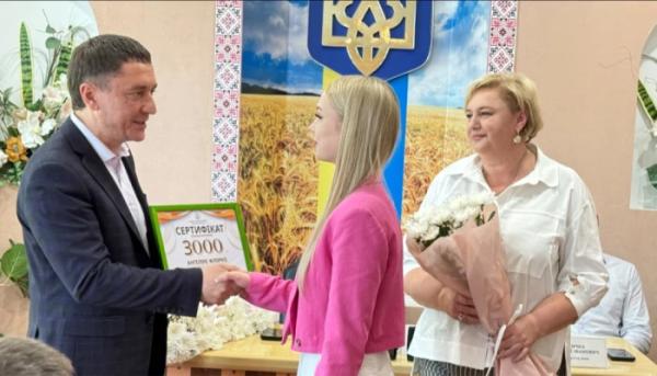 У Сарненській громаді сертифікатами на три тисячі гривень подякували випускникам, які склали НМТ на 200 балів4