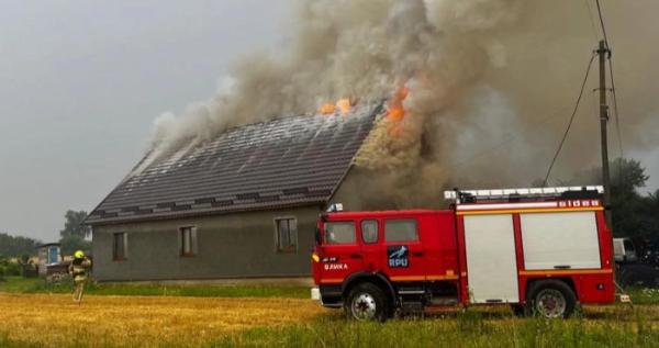 У селі Ставок від удару блискавки горів будинок