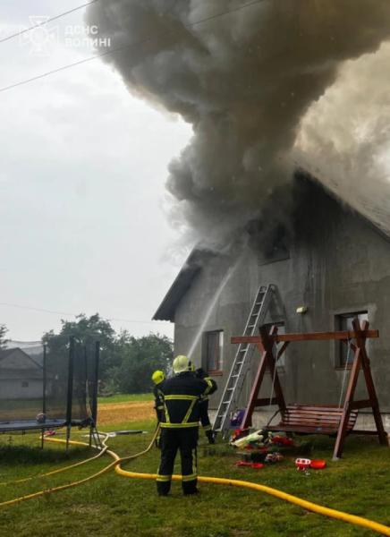 У селі Ставок від удару блискавки горів будинок