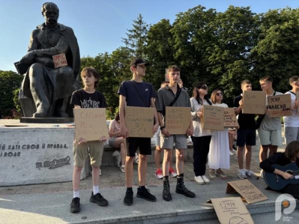 У Шептицькому молодь зібралася на протест проти законопроєкту №124149