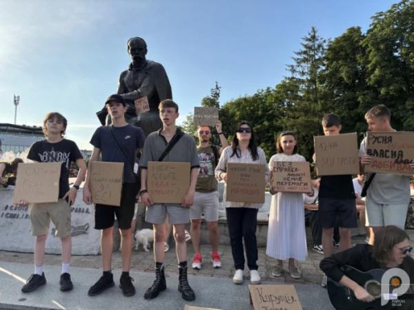 У Шептицькому молодь зібралася на протест проти законопроєкту №124142