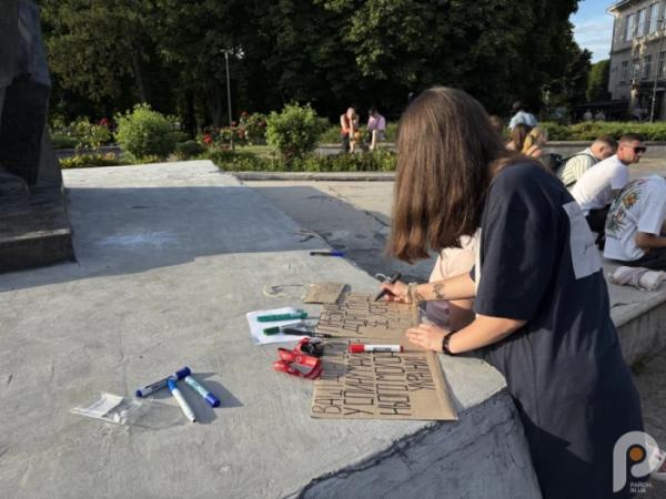 У Шептицькому молодь зібралася на протест проти законопроєкту №124143