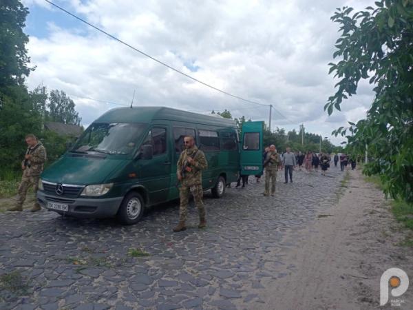 У Зарічному в останню путь провели захисника Валентина Шемейка, який помер під час служби на Київщині3