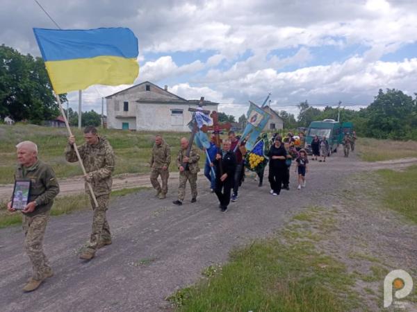У Зарічному в останню путь провели захисника Валентина Шемейка, який помер під час служби на Київщині8