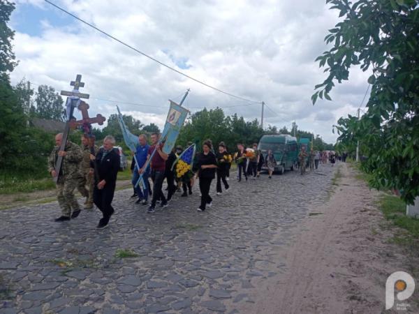 У Зарічному в останню путь провели захисника Валентина Шемейка, який помер під час служби на Київщині11
