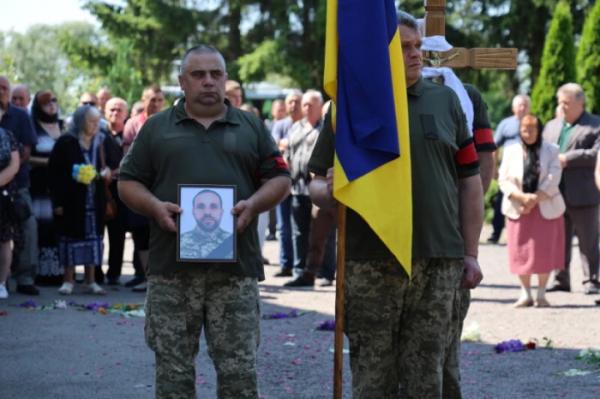 У Жидичині в останню дорогу провели захисника України Олександра Голотюка14