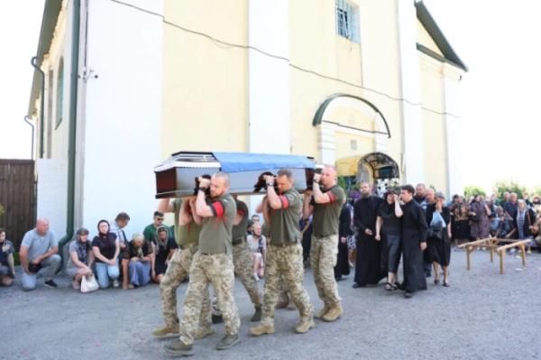 У Жидичині в останню дорогу провели захисника України Олександра Голотюка19