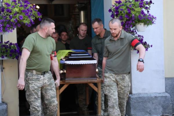 У Жидичині в останню дорогу провели захисника України Олександра Голотюка18