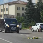 Устеляючи дорогу квітами, на Острожчині зустріли полеглого Олександра Чернявку