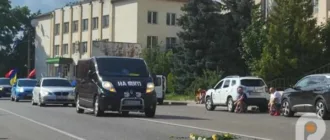 Устеляючи дорогу квітами, на Острожчині зустріли полеглого Олександра Чернявку