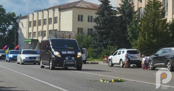 Устеляючи дорогу квітами, на Острожчині зустріли полеглого Олександра Чернявку