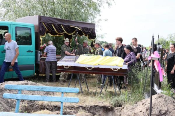 Вважали зниклим безвісти: у Заболотті провели в останню путь загиблого воїна24