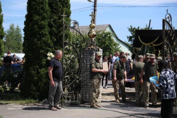 Вважали зниклим безвісти: у Заболотті провели в останню путь загиблого воїна15