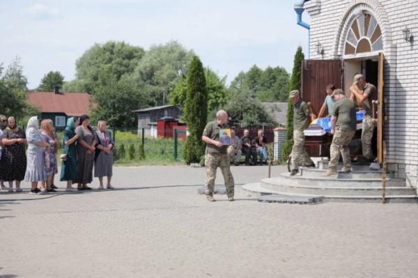 Вважали зниклим безвісти: у Заболотті провели в останню путь загиблого воїна4