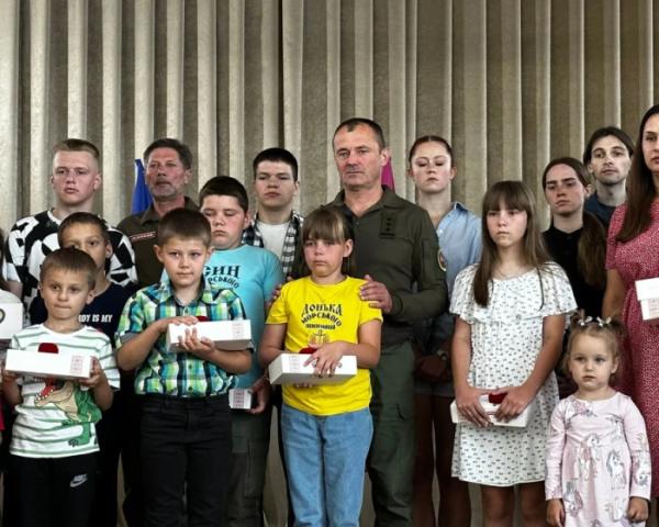 «Батьківське серце»: у Копачівській громаді дітям полеглих захисників вручили срібні обереги4