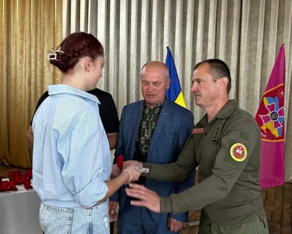«Батьківське серце»: у Копачівській громаді дітям полеглих захисників вручили срібні обереги8