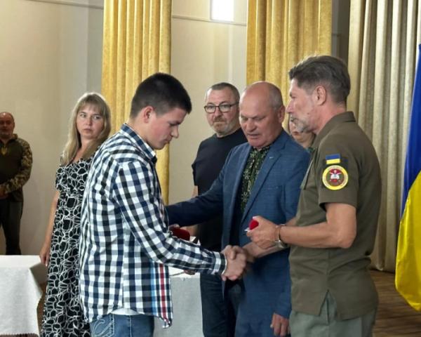 «Батьківське серце»: у Копачівській громаді дітям полеглих захисників вручили срібні обереги14