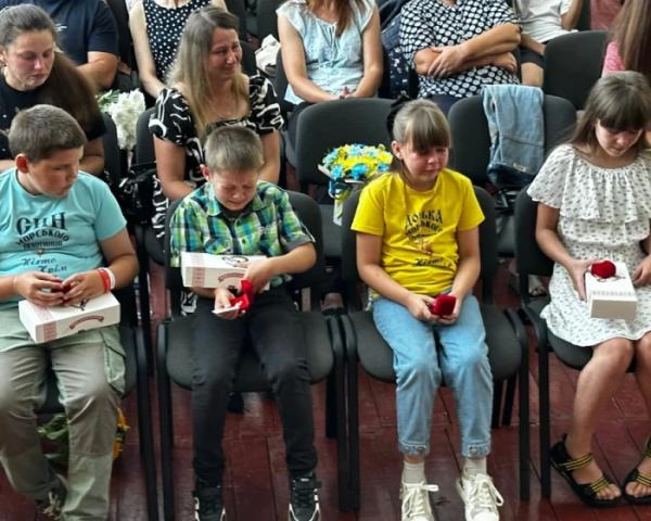 «Батьківське серце»: у Копачівській громаді дітям полеглих захисників вручили срібні обереги7