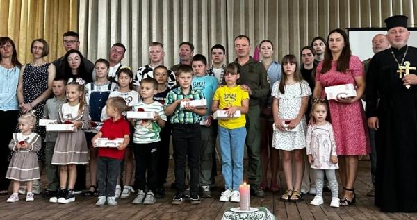 У Копачівській громаді дітям полеглих захисників вручили срібні обереги