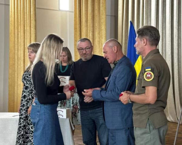 «Батьківське серце»: у Копачівській громаді дітям полеглих захисників вручили срібні обереги9