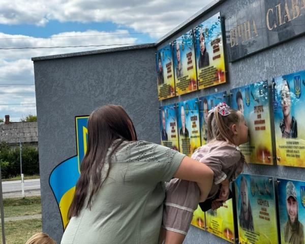 «Батьківське серце»: у Копачівській громаді дітям полеглих захисників вручили срібні обереги2