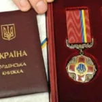 Дружині покійного начальника Новорайської СВА Олександра Шокурова Олені передали орден чоловіка