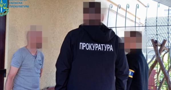 Два головних інспектори Ягодинської митниці пропускали незадекларований товар