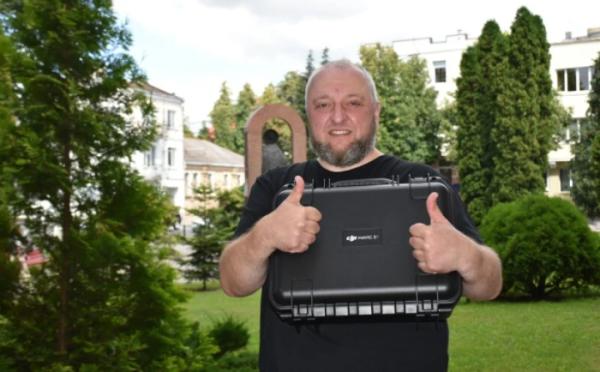 Квадрокоптери, приціли, прожектори: Луцька громада передала військовим спорядження4