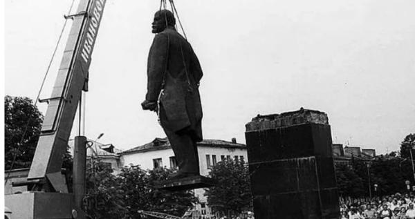 Демонтація пам'ятника