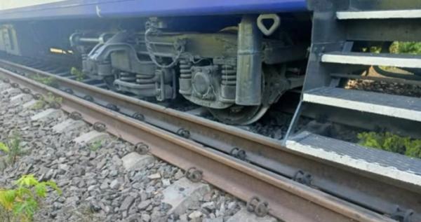 На Закарпатті зійшли з рейок три пасажирські вагони