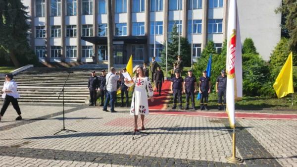 Нехай стяг майорить якомога вище: в Острозі відбулися урочистості до Дня прапора2