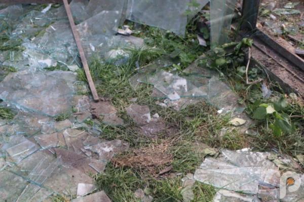 «Перша думка – приліт»: як виглядає постраждалий будинок в Рівному та як мешканці оговтуються від російської атаки9